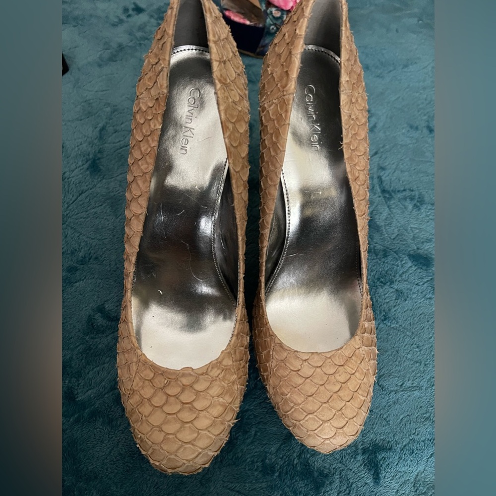 Calvin Klein Women’s Tan Textured Pump